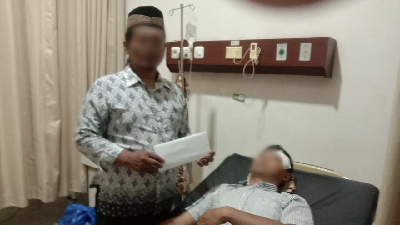 PERHATIAN: Korban lakalantas di Aceh Timur yang merupakan asal Langkat mendapat perhatian dari Pimpinan DPRD Sumut, Ricky Anthony. Istimewa/Sumut Pos