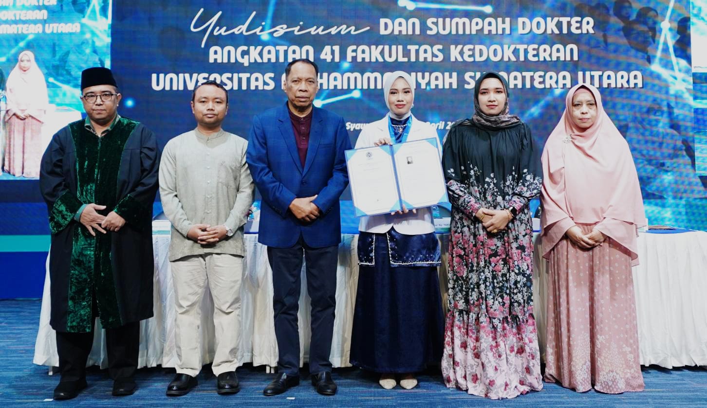 UDISIUM: Prof Dr Agussani MAP (3 kiri) pada acara yudisium dan pengambilan sumpah dokter angkatan ke-41. (ISTIMEWA/SUMUT POS)