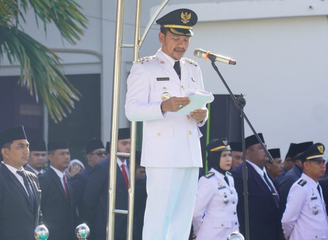 PIMPIN: Wali Kota Tebingtinggi Iman Irdian Saragih ketika memimpin pelaksanaan upacara dalam peringatan Hari Otonomi Daerah ke 29 di halaman Gedung Balai Kota Jalan Sutomo Kota Tebingtinggi. SOPIAN.