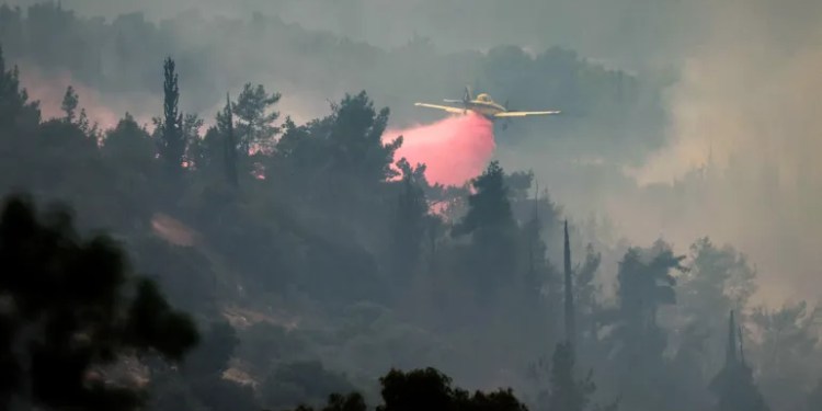 BAKAR: Pegunungan Yerusalem terbakar hebat.