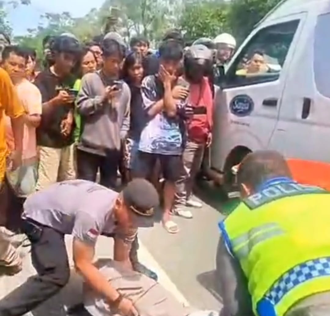 EVAKUASI: Kapolsek Medan Tuntungan, Iptu Eko Sanjaya saat mengevakuasi jasad korban kecelakaan lalu lintas, di Jalan Jamin Ginting, Medan Tuntungan. Sumut Pos/Dokumen Pribadi