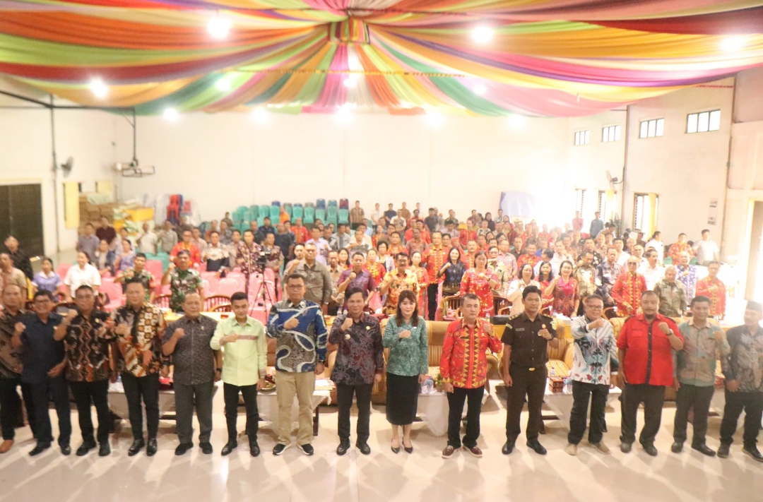MUSRENBANG:Bupati Nias Barat, Eliyunus Waruwu diabadikan bersama peserta Musrenbang 2025 Nias Barat. Oloheta Gulo/Sumut Pos