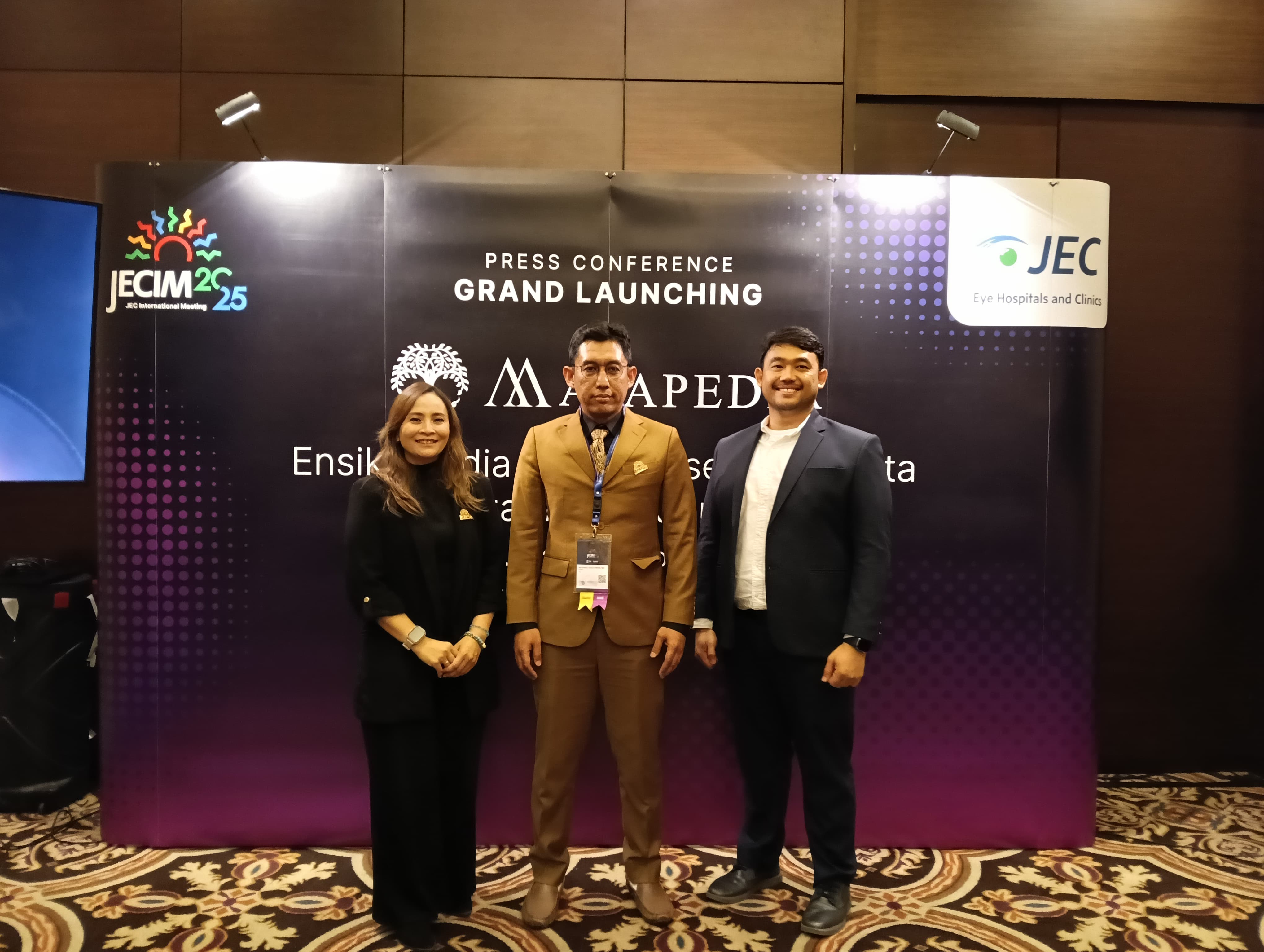 Kadiv Marketing and Communication JEC Group, Mubadiyah, S.Psi, MM; Dirut RS Mata JEC Menteng, sekaligus Ketua JECIM 2025, Dr. Referano Agustiawan, SpM(K); dan Kadiv Digital JECGroup, Dify Purba, MBA.