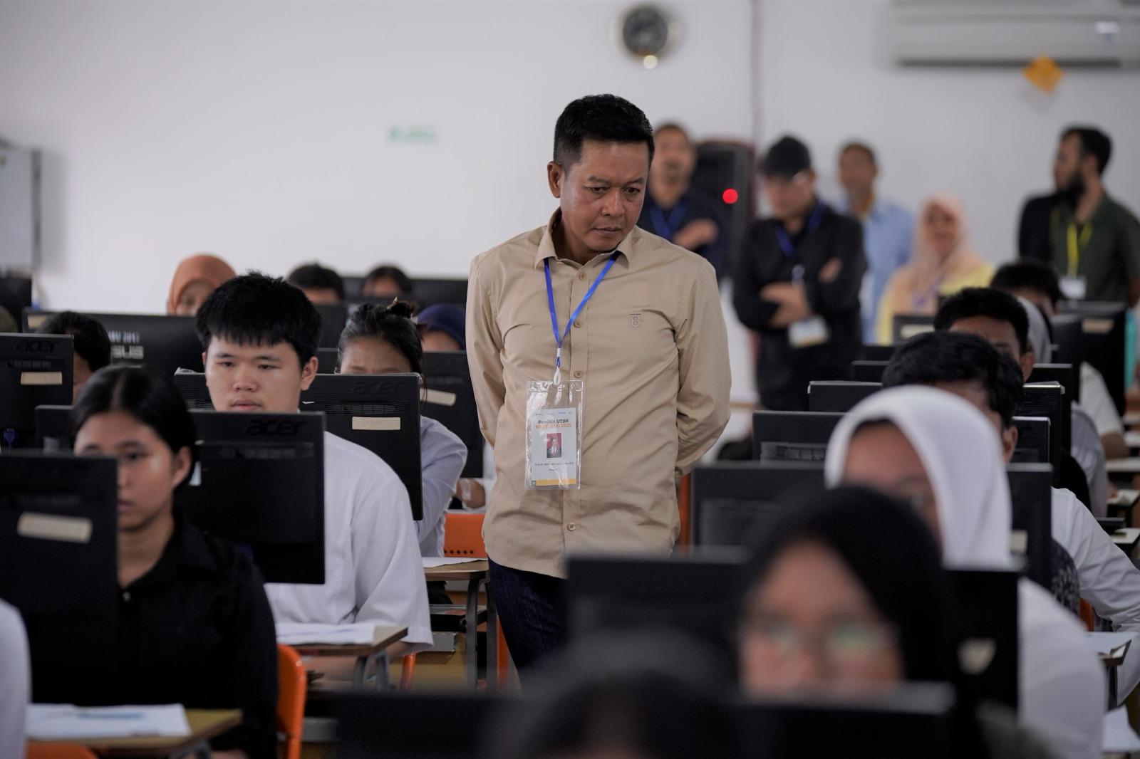 TINJAU: Rektor USU Prof Muryanto Amin, saat meninjau pelaksanaan UTBK-SNBT 2025 di Kampus USU, Sabtu (26/4). (Dokumen Humas USU)
