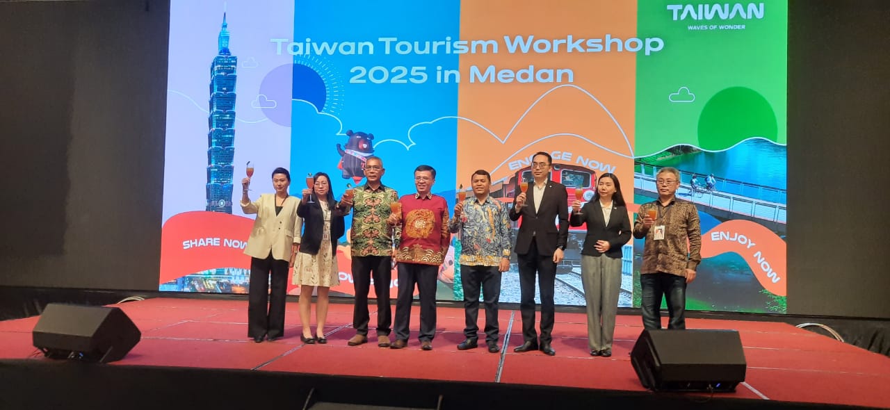 BERSULANG: Director of Taiwan Tourism Information Center in Jakarta, Abe Chou, saat bersulang bersama. (Sazaly/Sumut Pos)