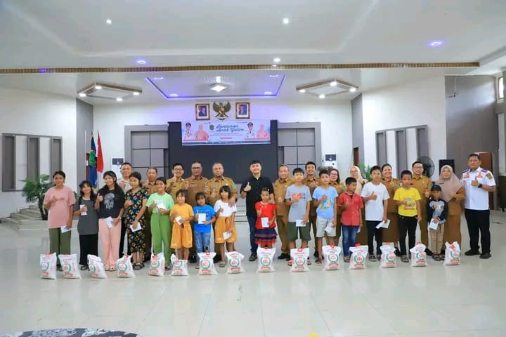PASKAH: Bupati Labura bersama jajaran saat membagikan bantuan untuk anak yatim dalam rangka Hari Paskah. (Dok: istimewa)
