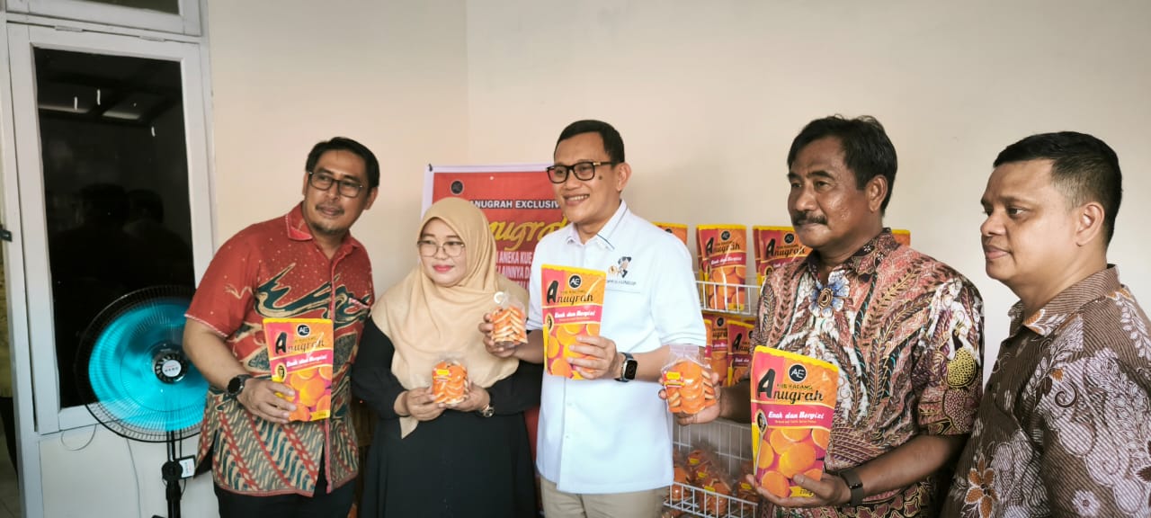 BERSAMA: Menteri BP2MI, Abdul Kadir Karding (tengah) foto bersama dengan Eliza (dua dari kiri) mantan PMI di rumahnya, Binjai Barat, Sabtu (26/4/2025). (Dok: Teddy Akbari/Sumut Pos).