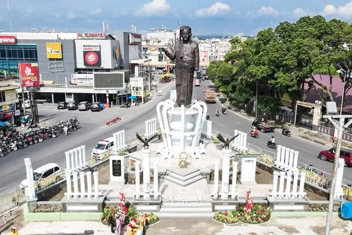 RAJA: Monumen Raja Siantar (Sang Naualuh Damanik) akhirnya berdiri di Kota Siantar. (Dok: ist)
