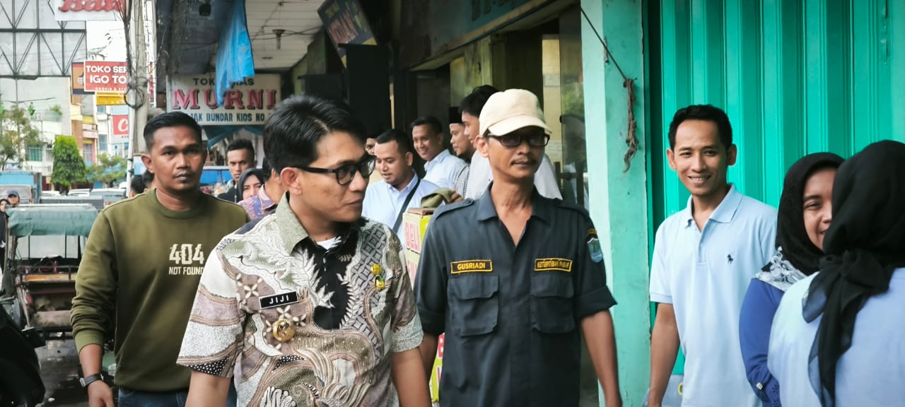PASAR BUNDAR: Wawako Binjai, Hasanul Jihadi saat melihat kondisi Pasar Bundar yang akan difungsikan sebagai Markas Komite Ekonomi Kreatif. Teddy Akbari/Sumut Pos