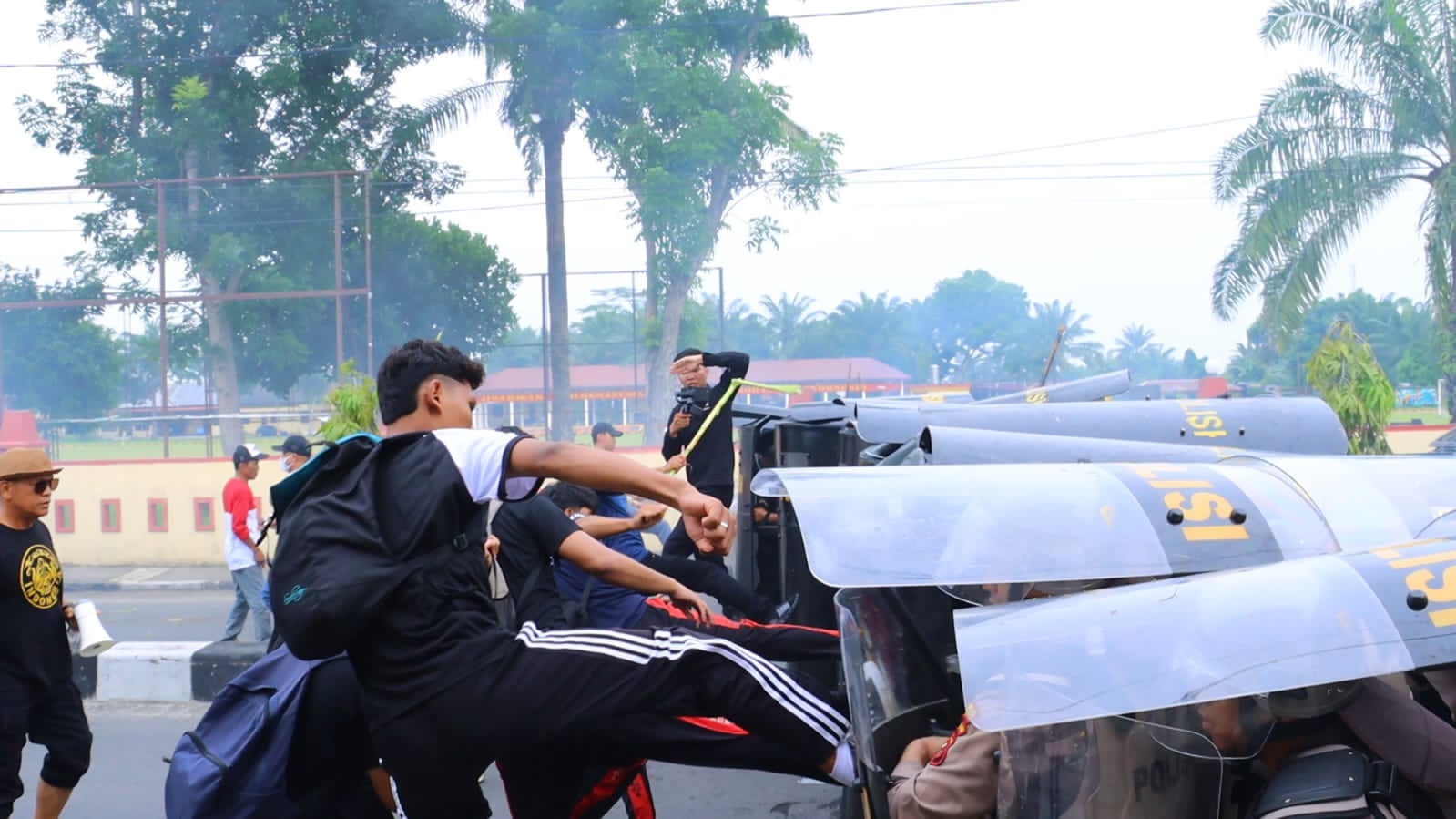 SIMULASI: Menghadapi Hari Buruh Nasional, Polres Tebingtinggi menggelar simulasi pencegahan aksi unjuk rasa dengan melibatkan Personel dan Brimobdasu Tebingtinggi di Lapangan tembak.