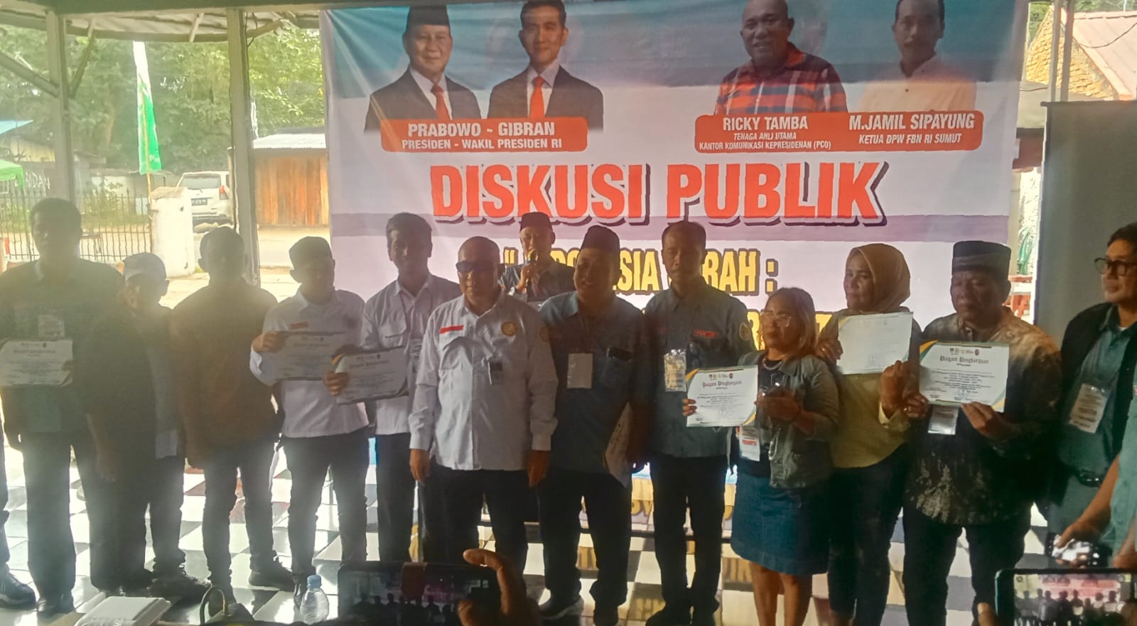 PIAGAM: Ricky Tamba (tengah) bersama perwakilan penerima piagam peserta diskusi publik di Tanjungmorawa, Sabtu (26/4). (DEDDI MULIA PURBA/SUMUT POS)