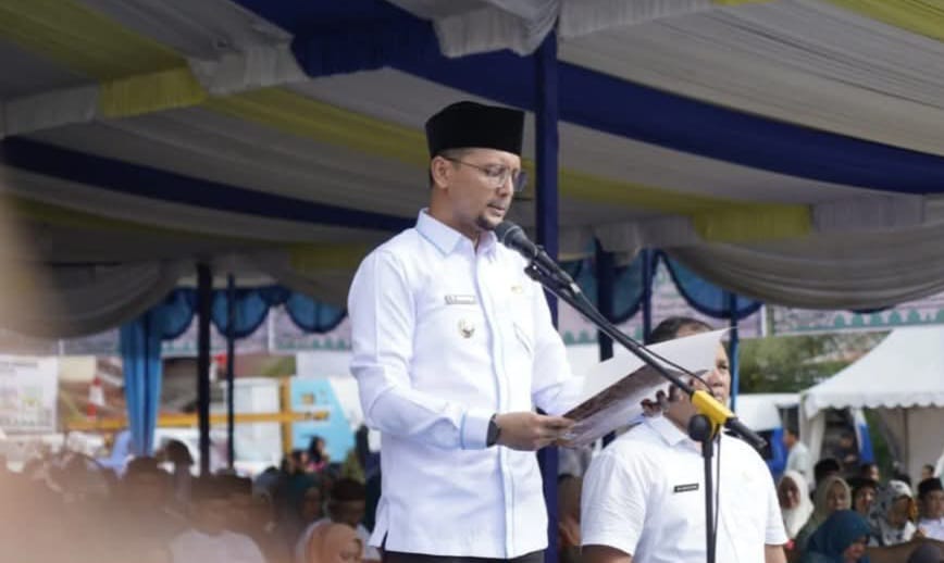 SAMBUTAN: Fery Simatupang memberi kata sambutan pada gelaran MTQ dan FSQ XVI tahun 2025 tingkat Kabupaten Labusel. Khairuddin/Sumut Pos