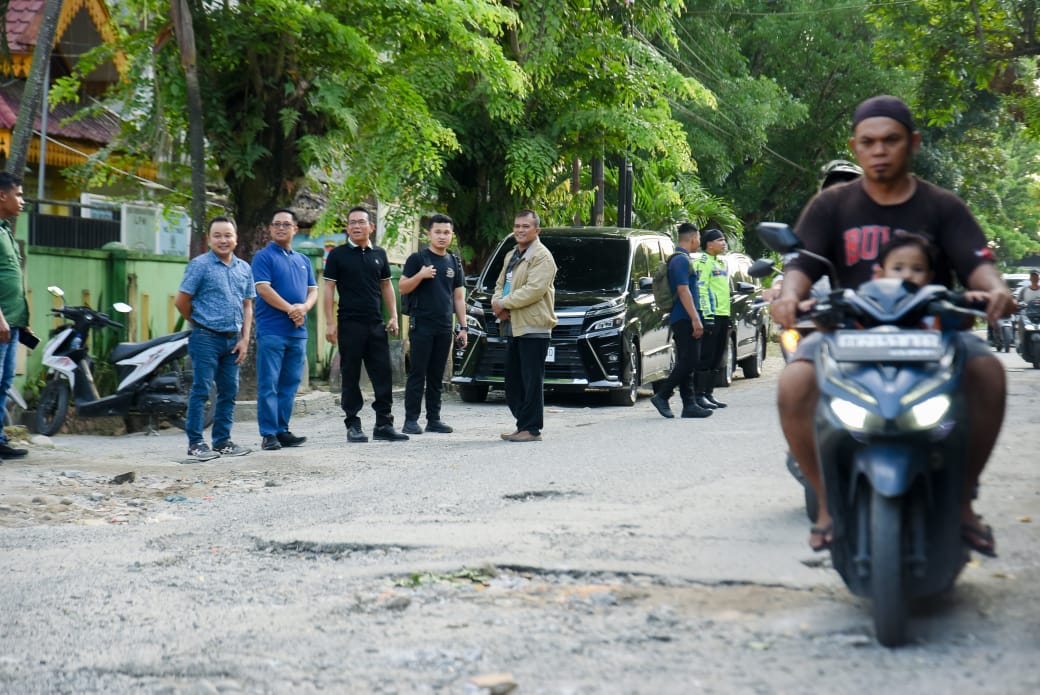 TINJAU: Wakil Wali Kota Medan, Zakiyuddin Harahap meninjau langsung Jalan Setiabudi Baru, Kelurahan Helvetia Timur, Kecamatan Medan Helvetia yang rusak parah. ISTIMEWA/SUMUT POS