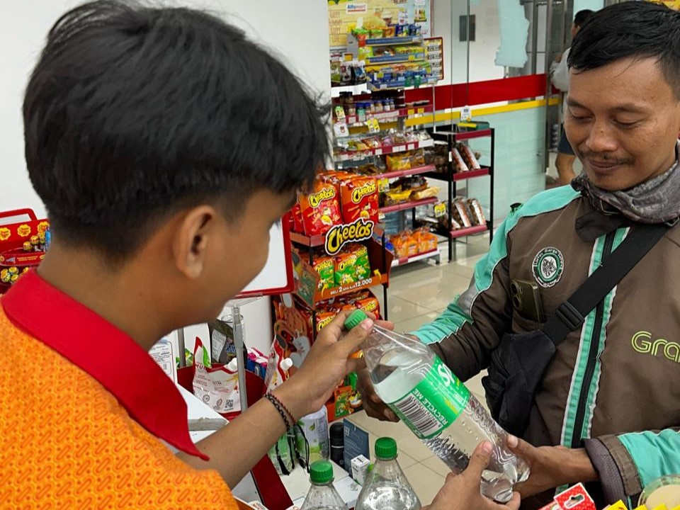 SPRITE: Driver Grab saat membeli Sprite di gerai Alfamart. (Dok: Alfamart)