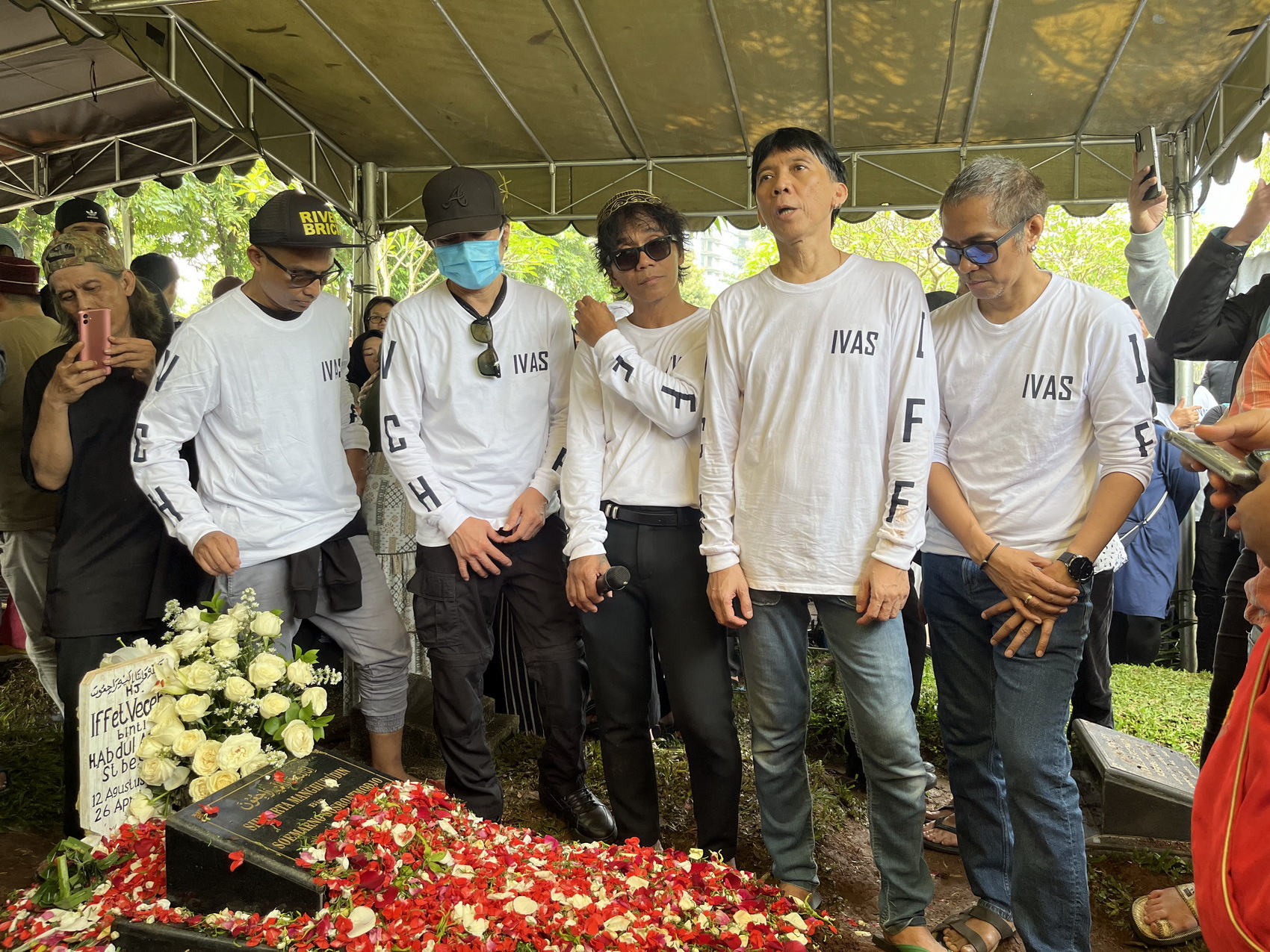 PEMAKAMAN: Personel Slank di pemakaman Iffet Vecheha atau yang akrab dibut Bunda Iffet. foto: Jawa Pos