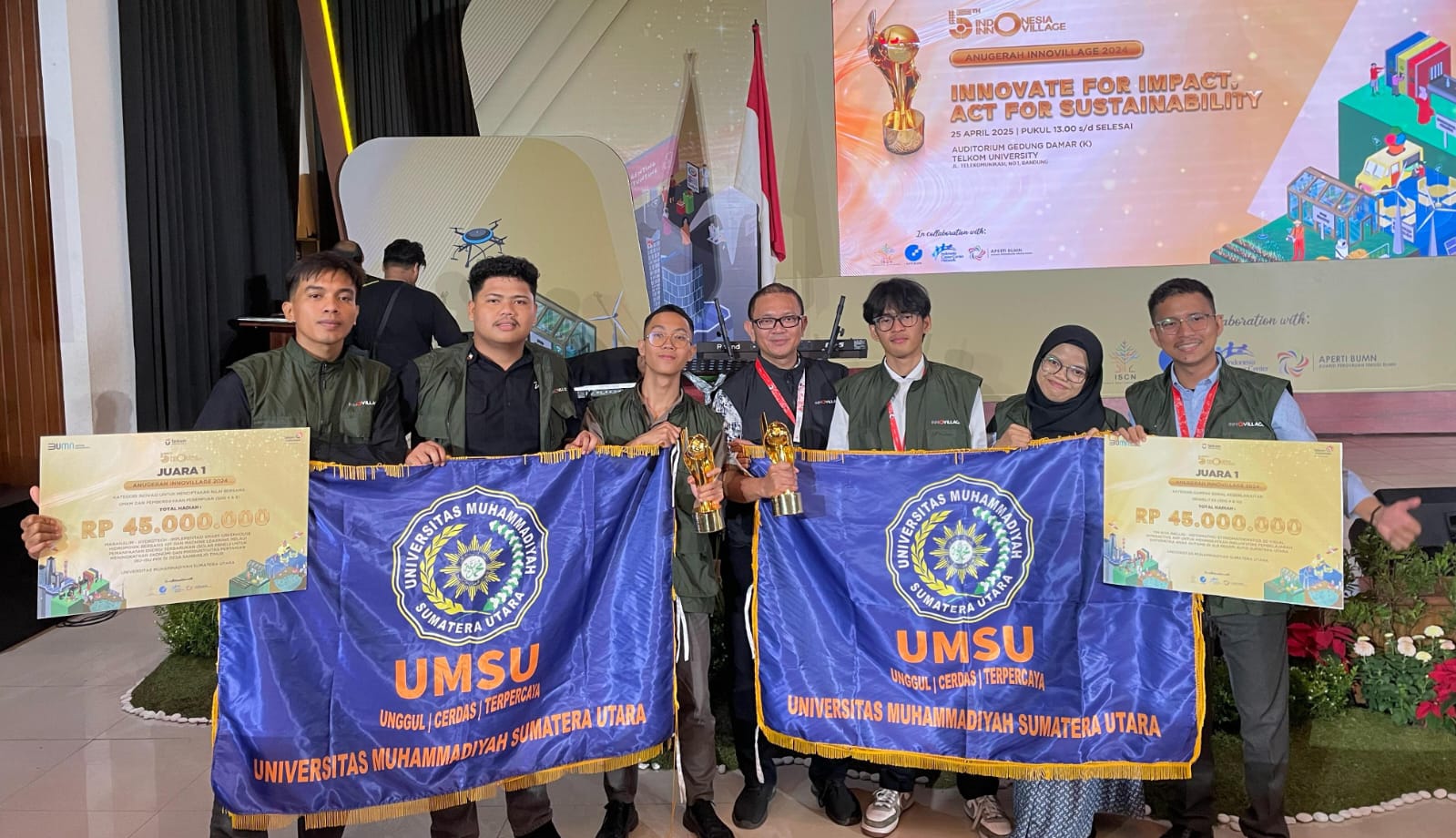 TERBAIK: UMSU menerima Anugerah Innovillage 2024 di Telkom University Bandung. (ISTIMEWA/SUMUT POS)