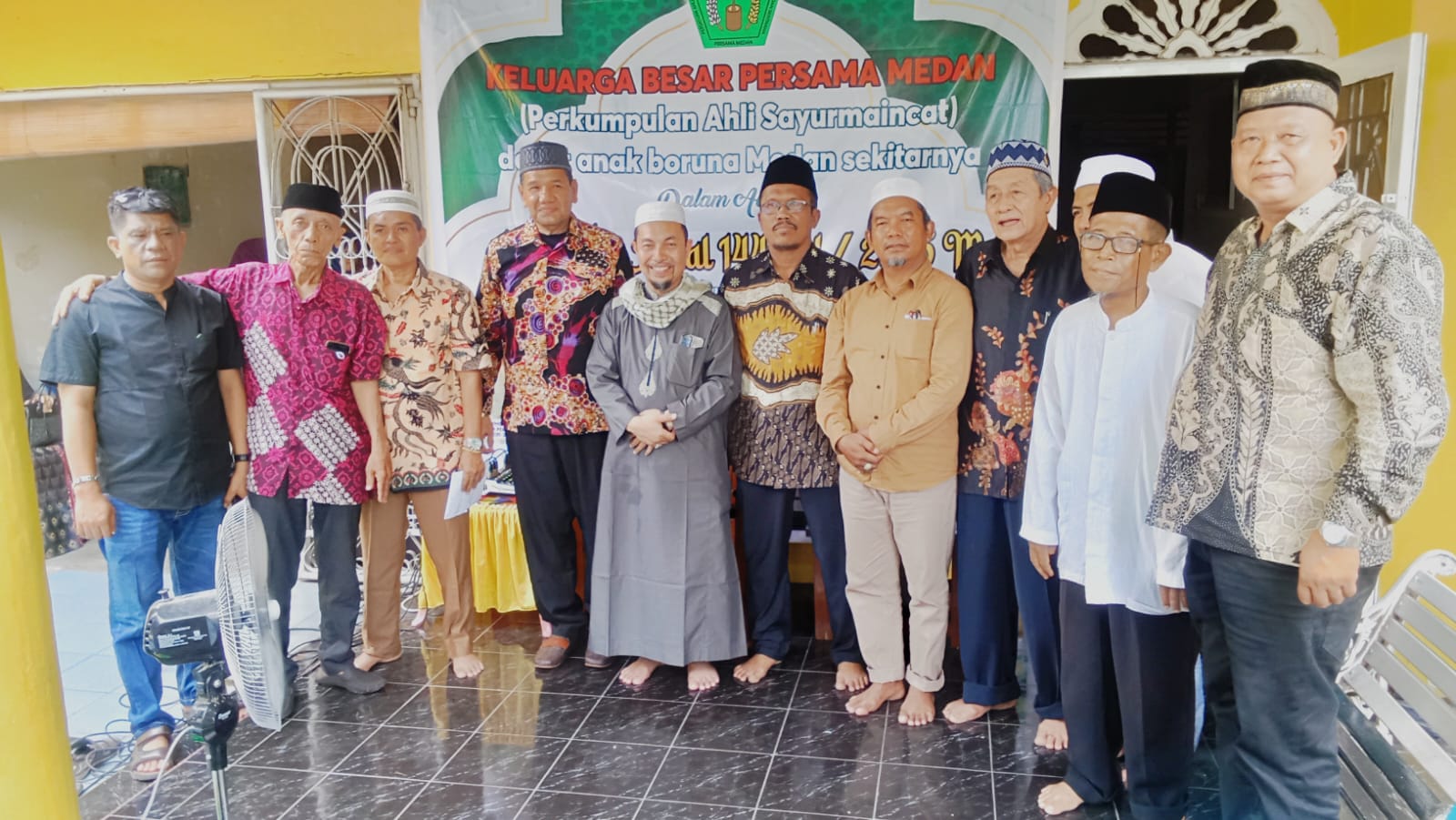 HALAL BIHALAL: Arman Parinduri SAg MSi (7 kiri) bersama pengurus dan undangan halalbihalal Persama Medan, Ahad (27/4). (DEDDI MULIA PURBA/SUMUT POS)