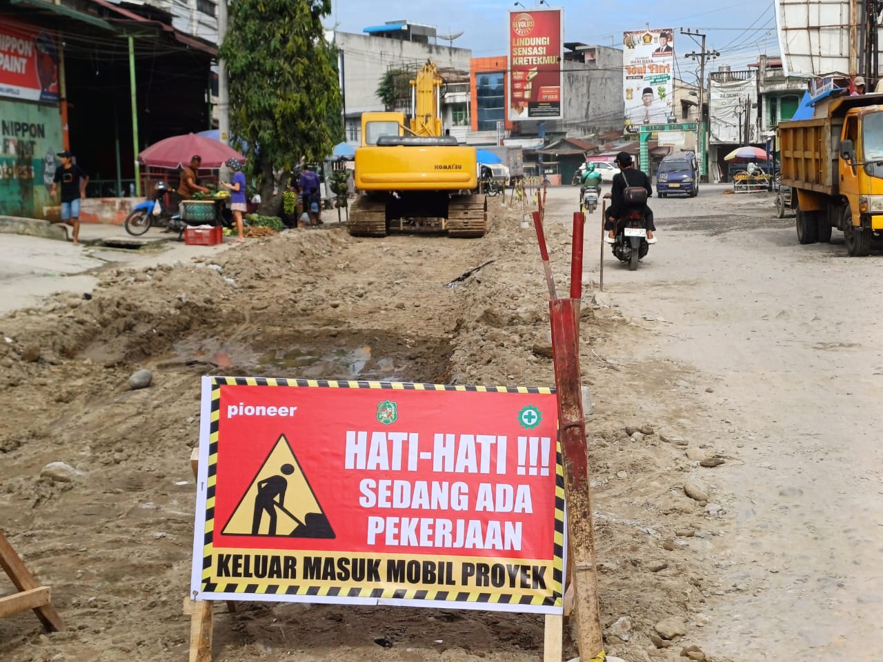 BERAT: Sebuah alat berat mulai melakukan pengorekan di Jalan Sunggal sebelum nantinya dilakukan pembetonan oleh Dinas SDABMBK Kota Medan. (Dok: Markus Pasaribu/Sumut Pos)