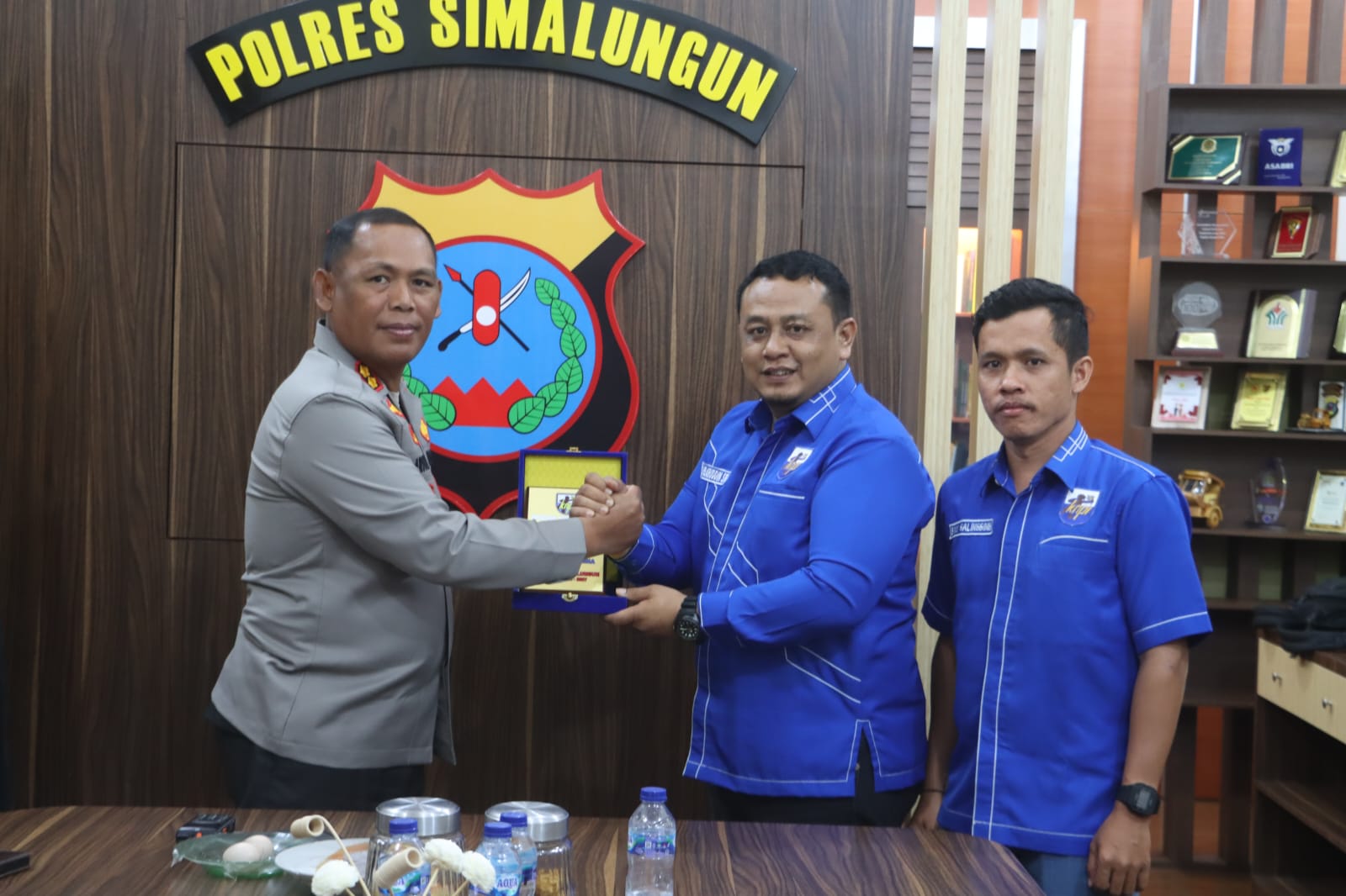 SILATURAHIM: Kapolres Simalungun AKBP Marganda Aritonang bersama Ketua KNPI Simalungun Sabar Sirait. (Dok: istimewa)