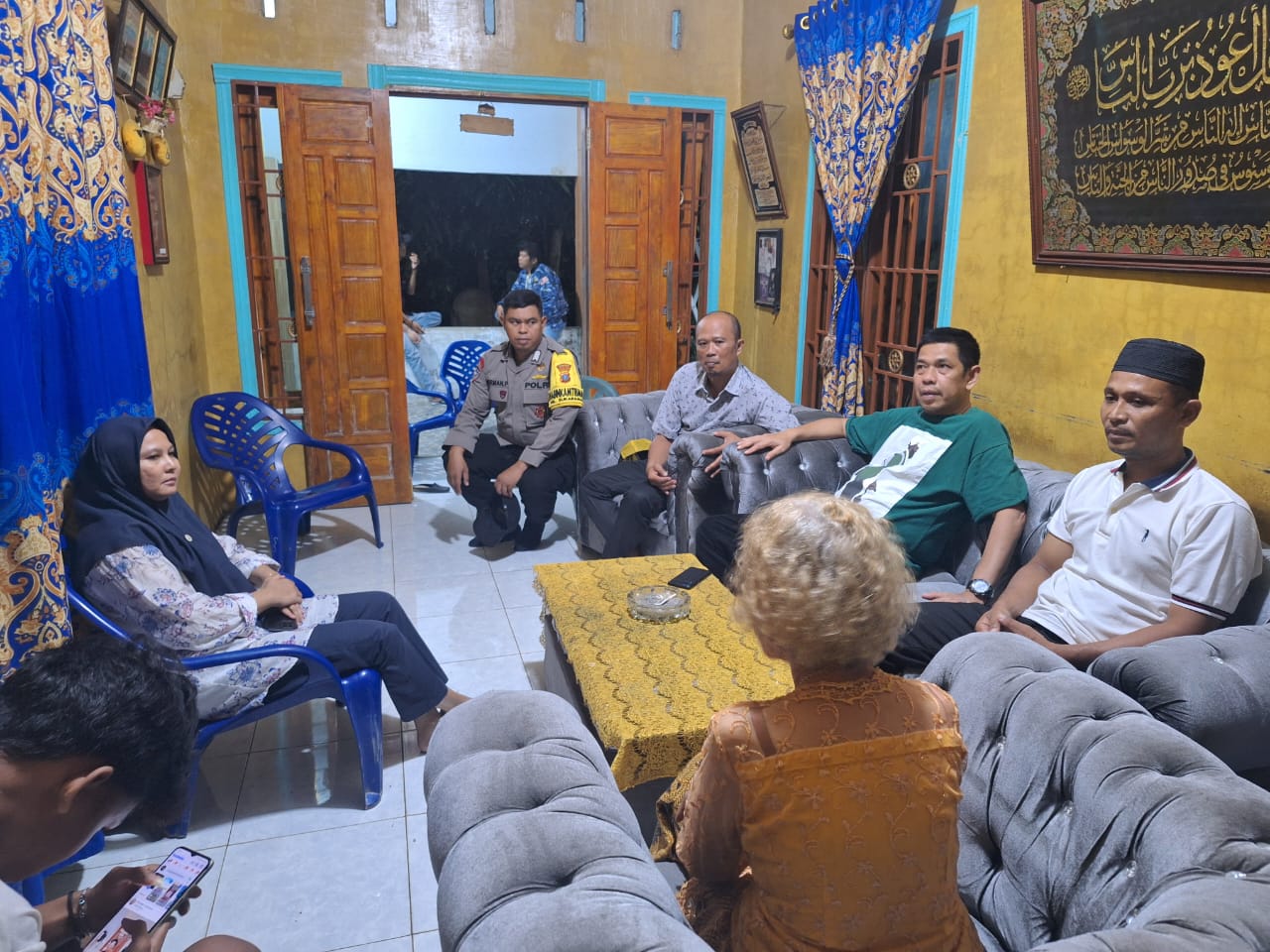 DATANGI: Kadisnakerperindag Binjai, Hamdani Hasibuan saat mendatangi rumah Cikal di Kelurahan Limau Mungkur, Binjai Barat.(Istimewa/Sumut Pos)