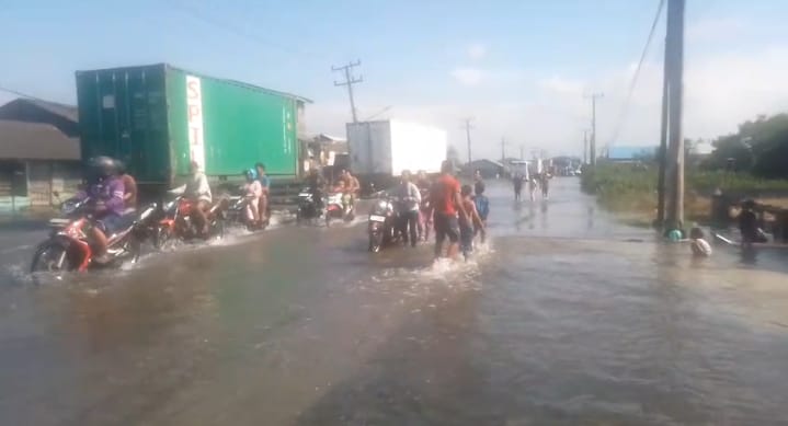 BANJIR: Ratusan rumah di dua Kelurahan di Wilayah Medan Belawan Terendam banjir setinggi hampir 2 Meter, Rabu (30/4/2025).