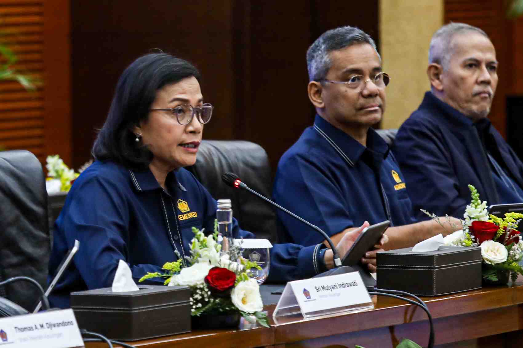 Menteri keuangan Sri Mulyani dan Wamenkeu,  Suahasil Nazara (tengah). FOTO: JAWA POS