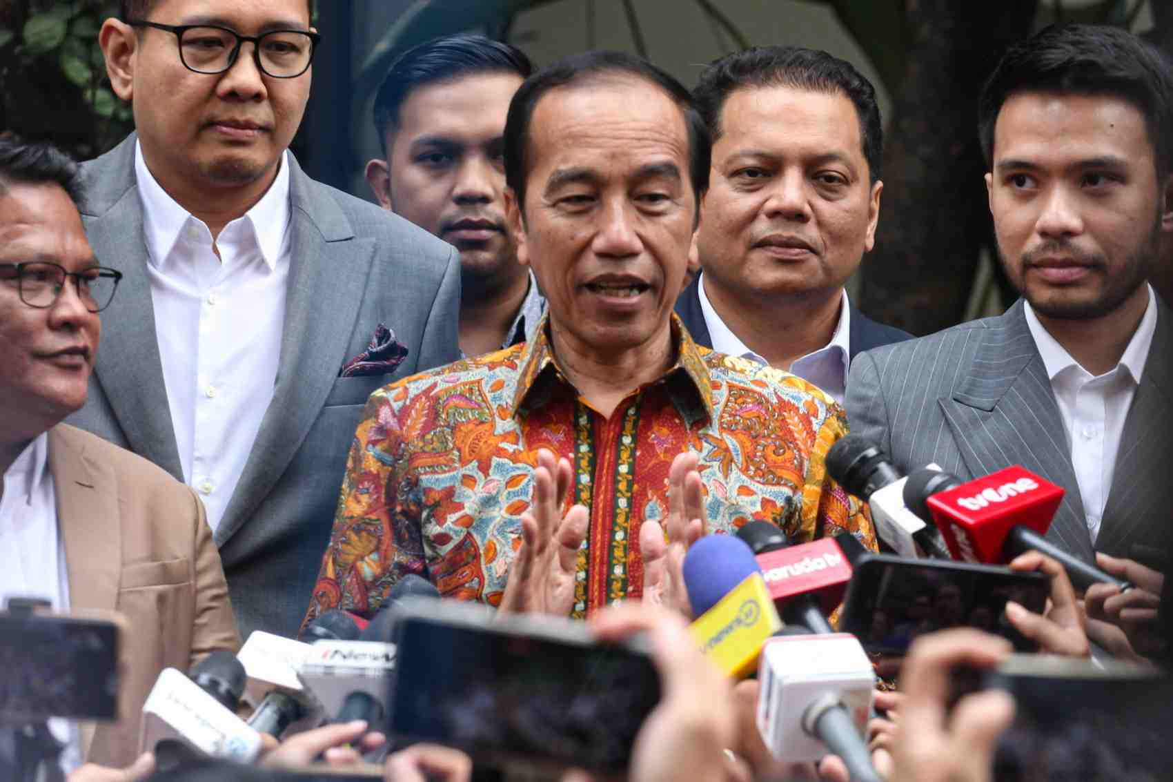 MELAPOR; Jokowi didampingi kuasa hukumnya memberikan keterangan pers terkait melaporkan lima orang yang menudingnya pakai ijazah palsu. foto: JAWA POS