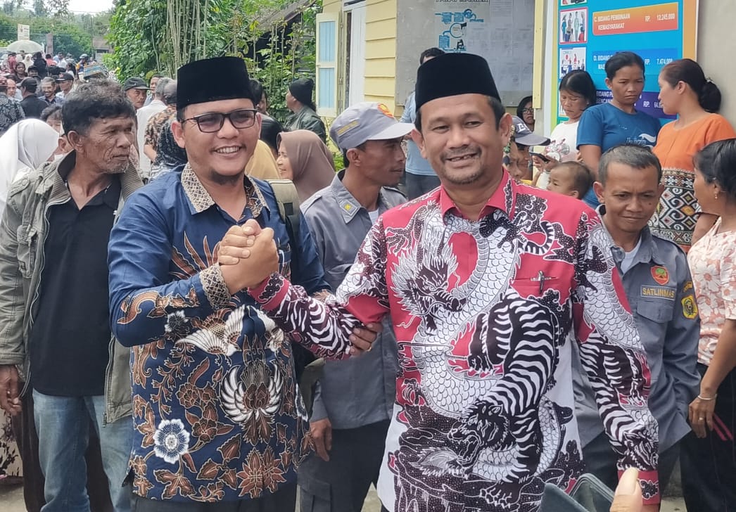 PILKADES PAW: Kades PAW Lae Nuaha, Kecamatan Siempat Nempu Hulu terpilih, Riduan Hasby Sagala diabadikan bersama, Benny Manurung usai pemilihan, Kamis (1/5/2025).RUDY SITANGGANG/SUMUT POS.