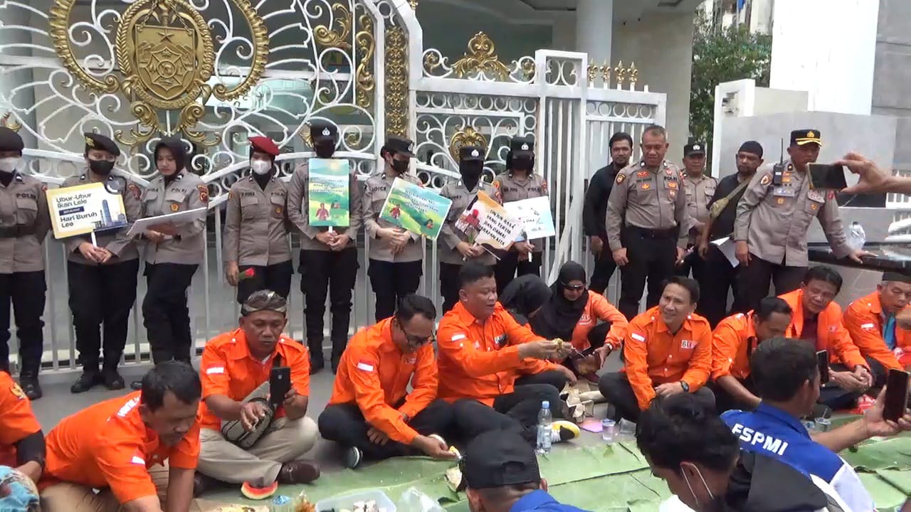 MAY DAY: Aksi FSPMI Sumut dalam Mayday 2025 di depan Kantor Gubernur Sumut. Sumut Pos/Dokumen Pribadi