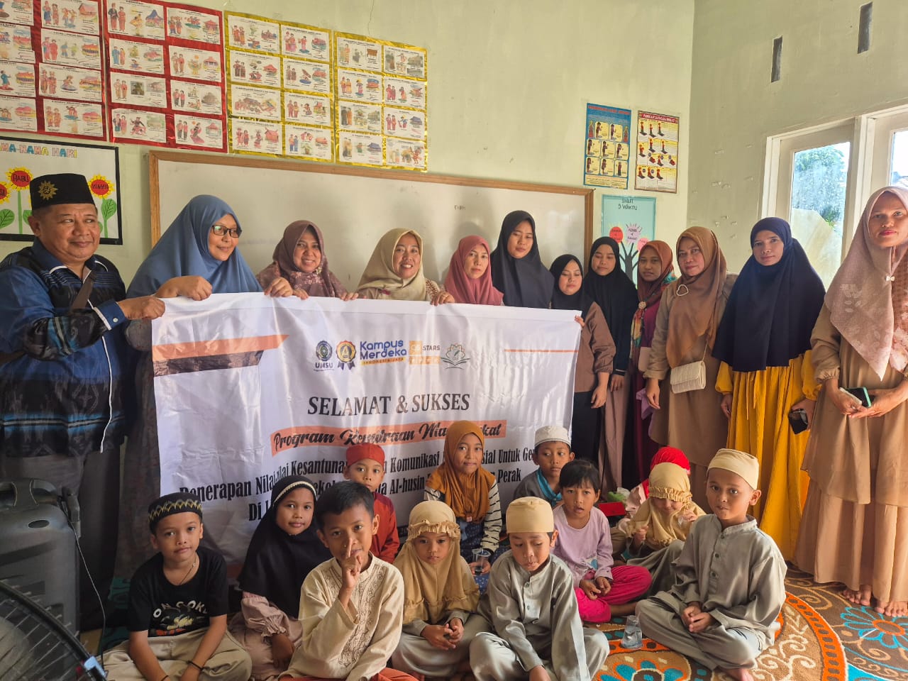 PKM: Dosen FISIP UMSU saat melaksanakan PKM, di Sekolah Agatha Al-Husin, Desa Hamparan Perak, Deliserdang. Sumut Pos/Dokumen Pribadi