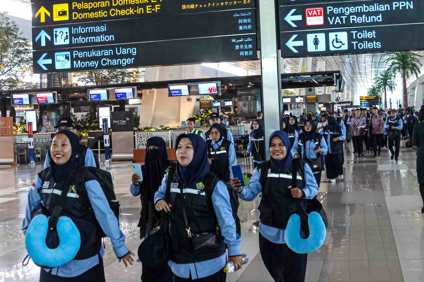 PPIH asal Indoensia diberangkatkan dari bandara seokarno,. FOTO: HANUNG HAMBARA/ JAWA POSsumut pos