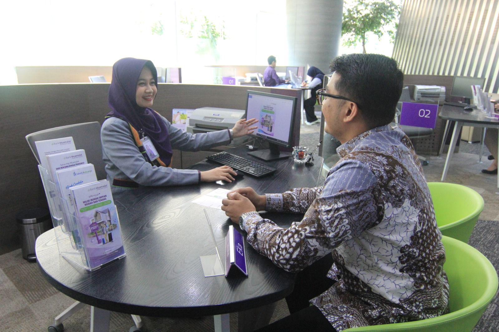 LAYAN: Karyawan Bank Muamalat saat melayani nasabah. (Dok: Bank Muamalat)