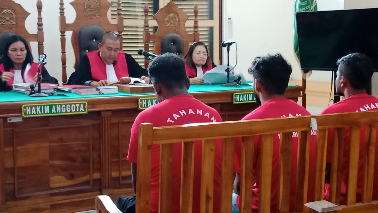 PUTUSAN: Ketiga terdakwa kurir sabu-sabu menjalani sidang putusan di PN Medan, Jumat (2/5). FOTO: AGUSMAN/SUMUT POS