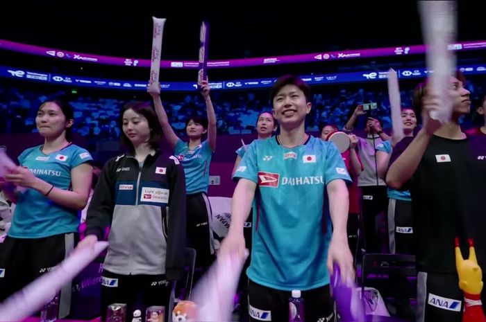 Pemain bulutangkis Jepang saat memberikan semangat di Sudirman Cup 2025. (Dok: tangkapan layar youtube)
