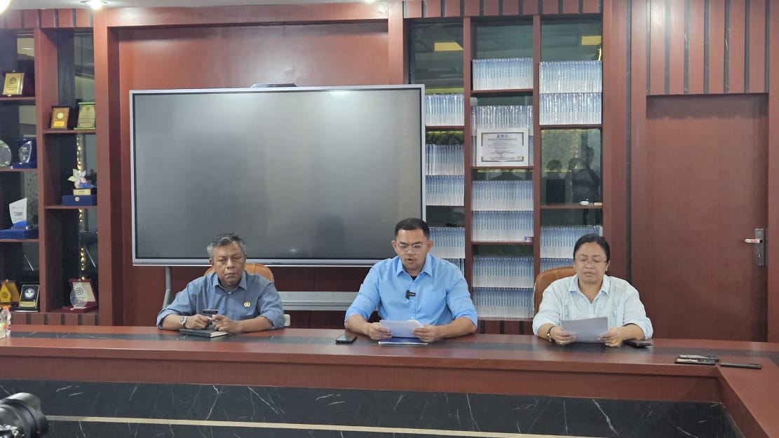 SPMB: Kepala Dinas Pendidikan Sumatera Utara (Sumut) Alexander Sinulingga menjelaskan tentang Sistem Penerimaan Murid Baru (SPMB) di Sumut, di kantornya, Jumat (2/5).