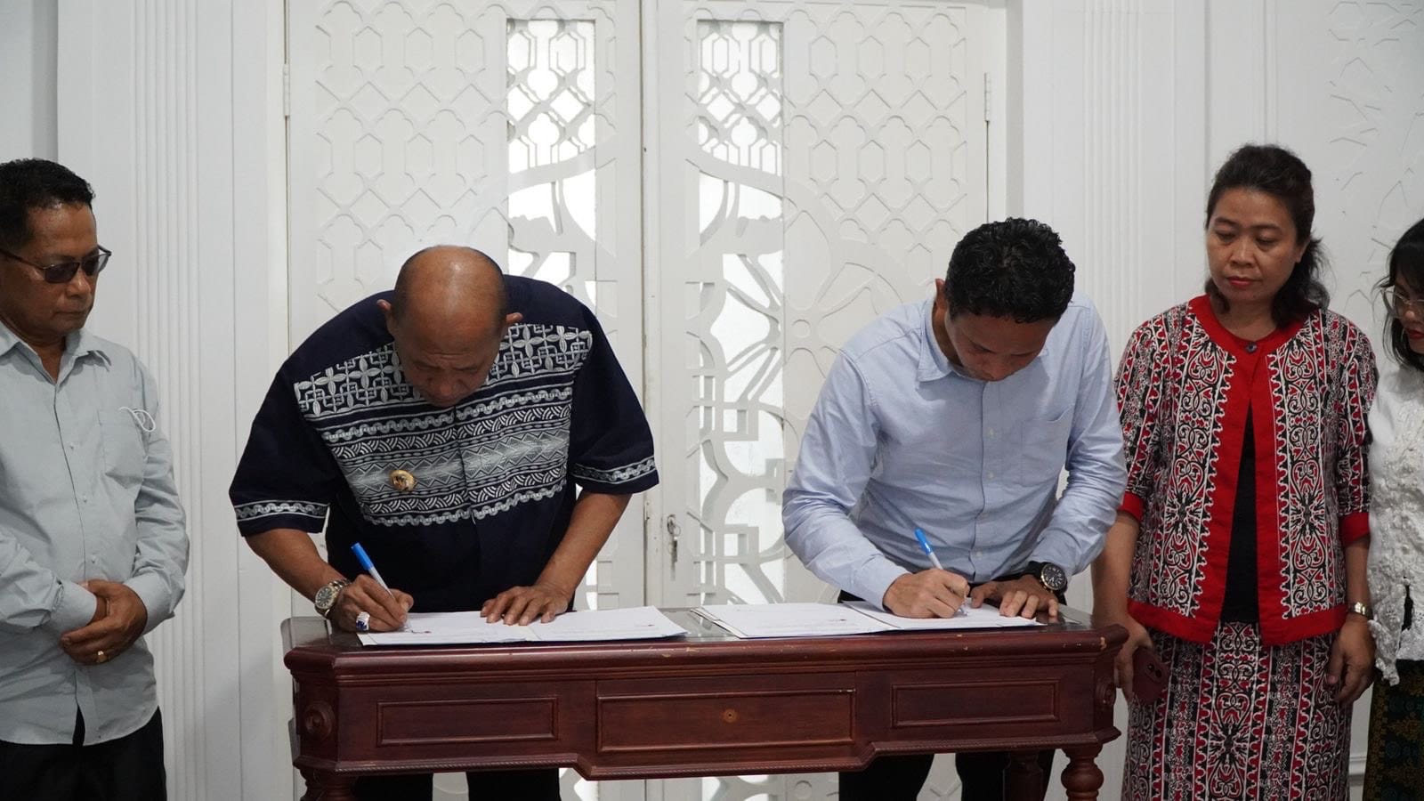 MoU: Bupati Langkat, Syah Afandin (kiri) saat melakukan penandatanganan MoU untuk perkuat SDM melalui sektor pendidikan. (Dok: Diskominfo Langkat/Sumut Pos)