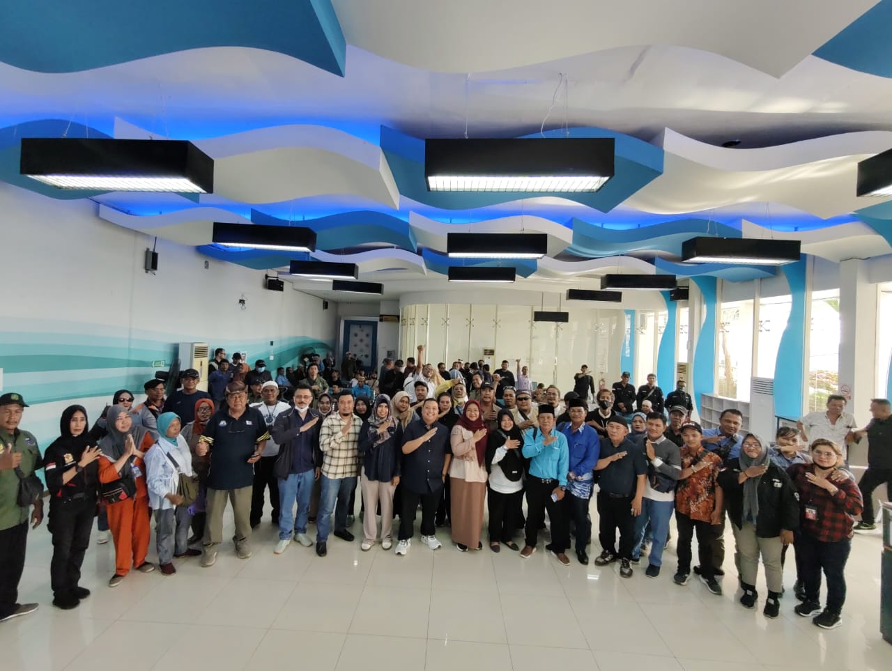 PERS: Karyawan Pelindo 1 bersama rekan pers saat merayakan hari kebebasan pers sedunia.