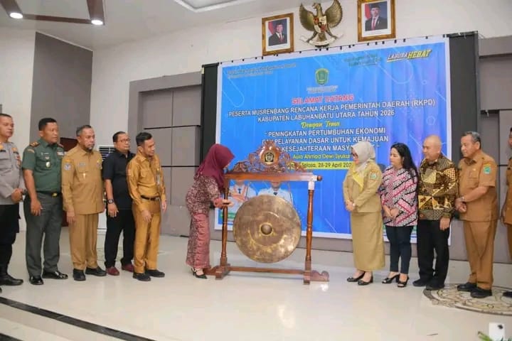 GONG: Staf Ahli Manna Wasalwa Lubis memukul gong sebagai tanda Musrenbang RKPD Labura resmi dibuka.