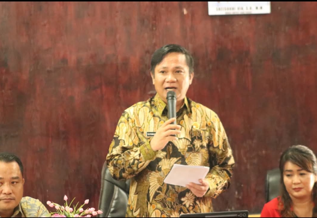 Bupati Nias Barat Saat Membuka Secara Resmi Forum Konsultasi Publik. OLOHETA/SUMUT POS