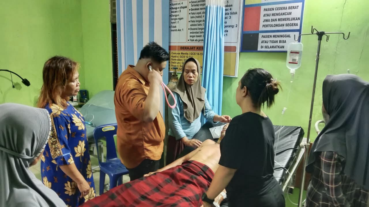 Istimewa/Sumut Pos CEK KONDISI: Dokter pengganti datang untuk melihat kondisi pasien di Puskesmas Bahorok dan mengeluarkan surat rujukan.
