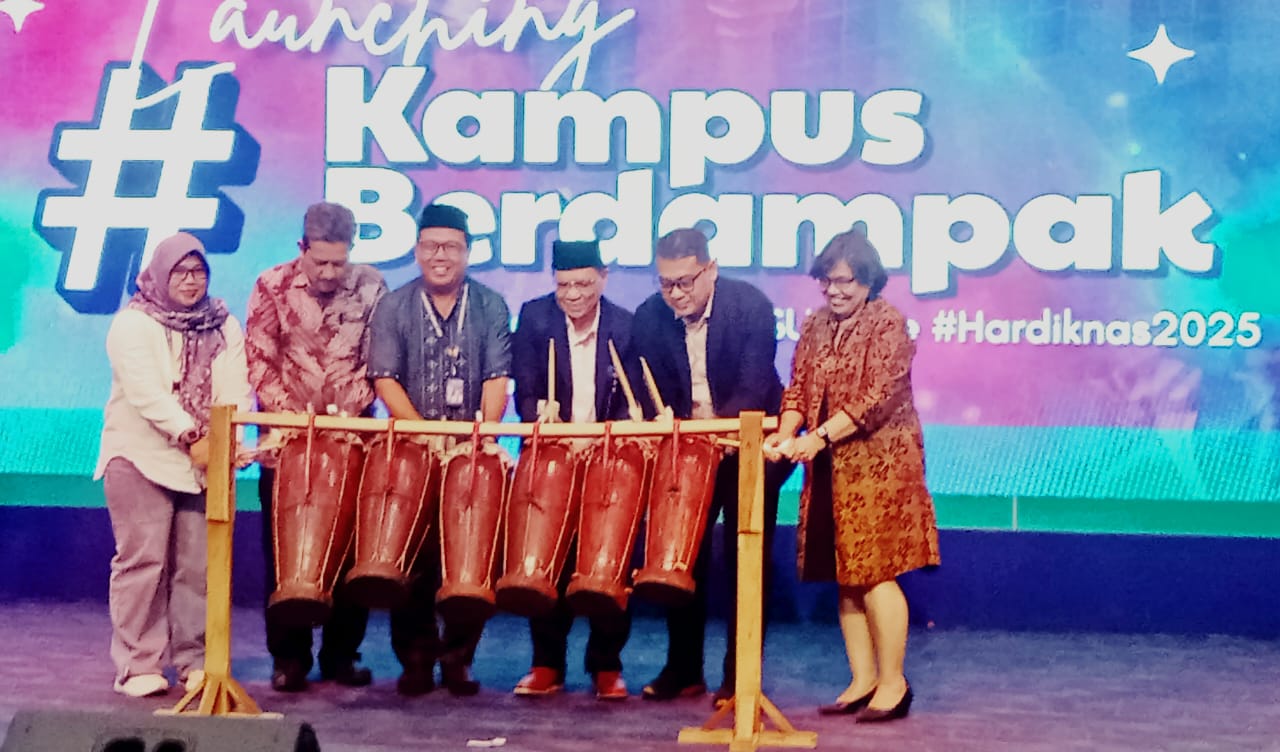 KAMPUS BERDAMPAK: Kepala LLDikti Wilayah I Prof Saiful Anwar Matondang MA PhD (3 kanan) bersama pimpinan perguruan tinggi di Medan meluncurkan program kampus berdampak. (DEDDI MULIA PURBA/SUMUT POS)