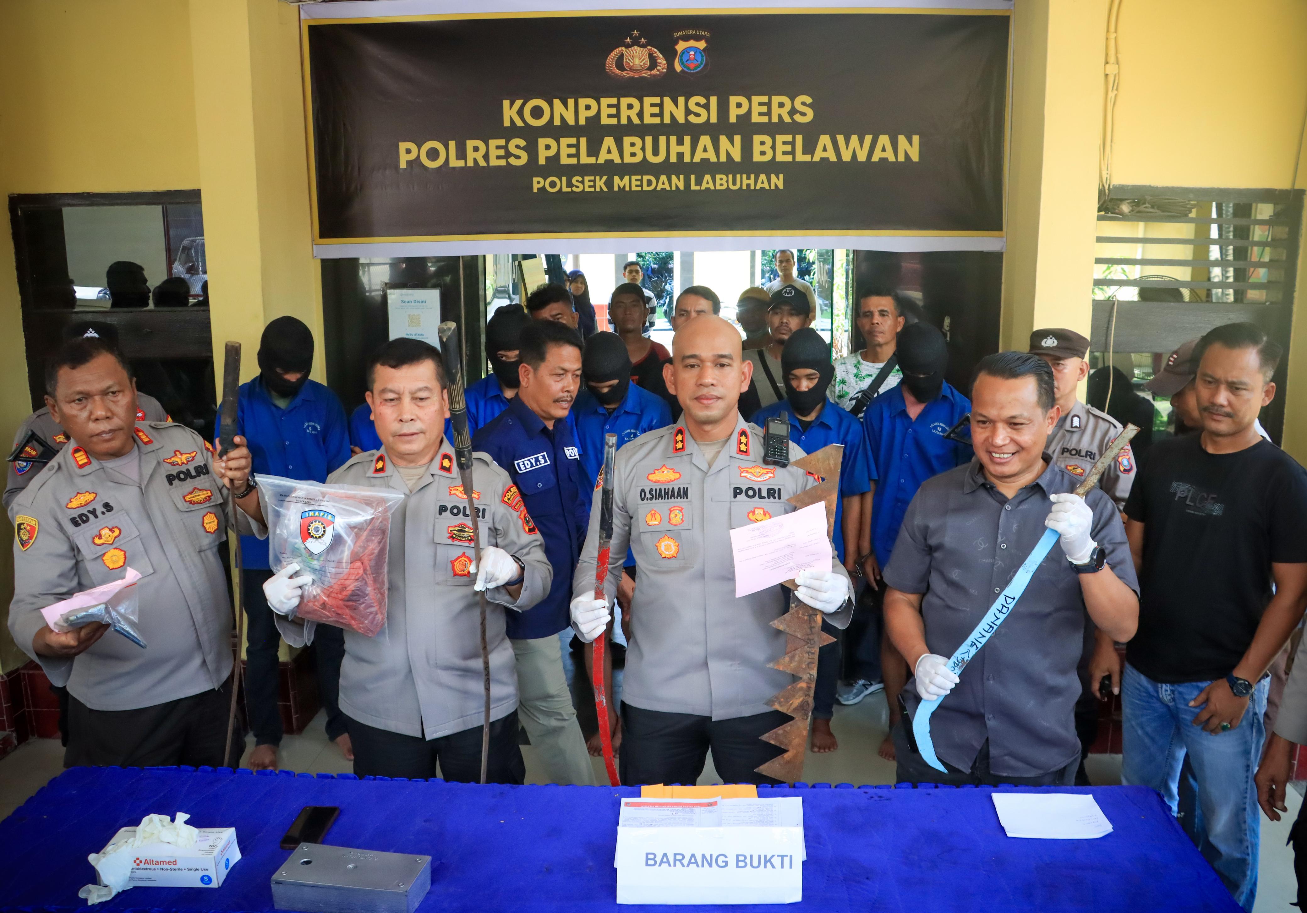 BARANG BUKTI: Kapolres Pelabuhan Belawan, AKBP Oloan Siahaan menunjukkan barang bukti sajam dan ketujuh pelaku aksi tawuran. FOTO: IKHSAN/SUMUT POS