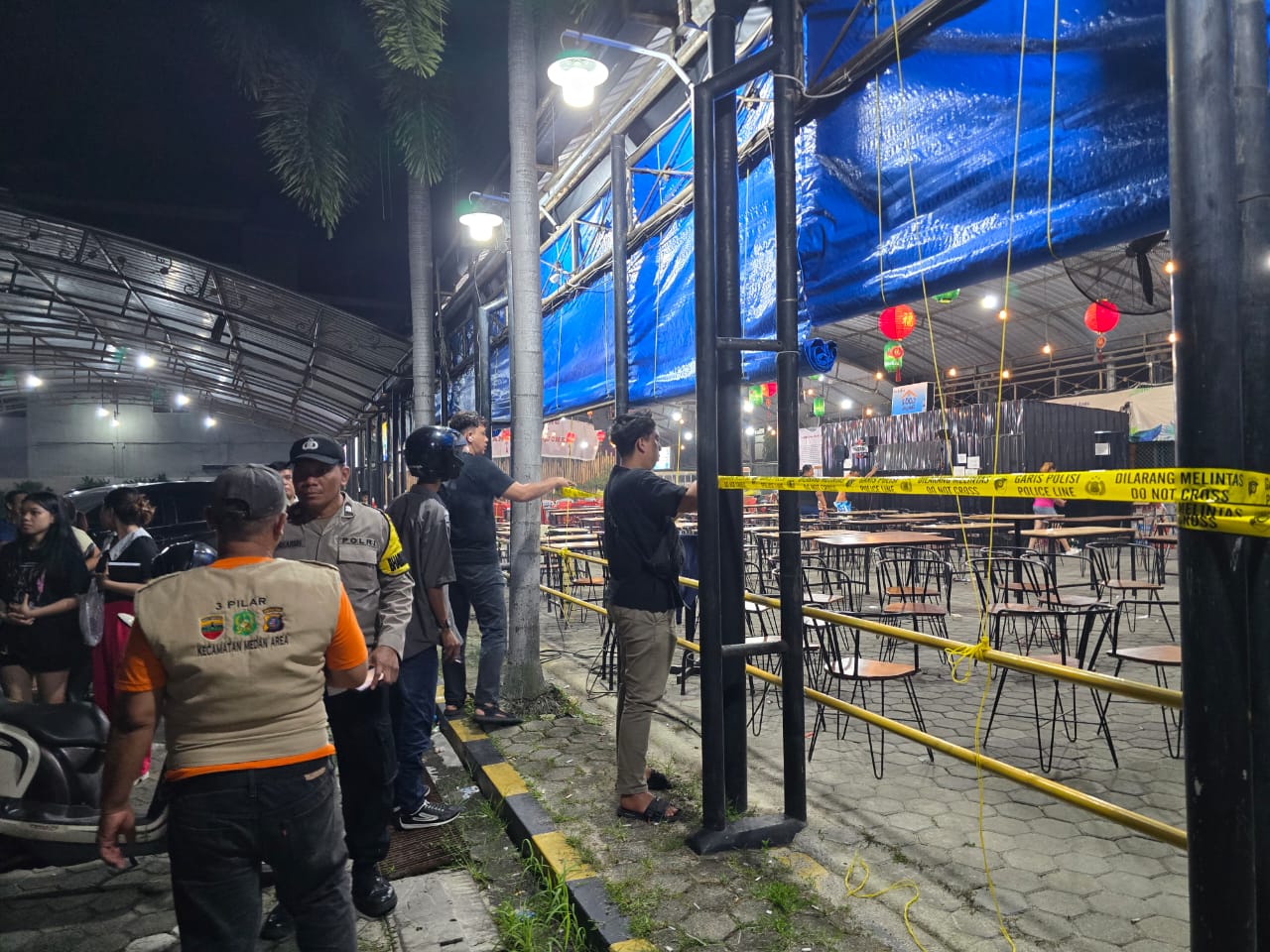 BONGKAR: Polisi saat membongkar permainan ketangkasan ilegal berhadiah emas, di Yanglim Plaza Medan. Sumut Pos/Dokumen Pribadi
