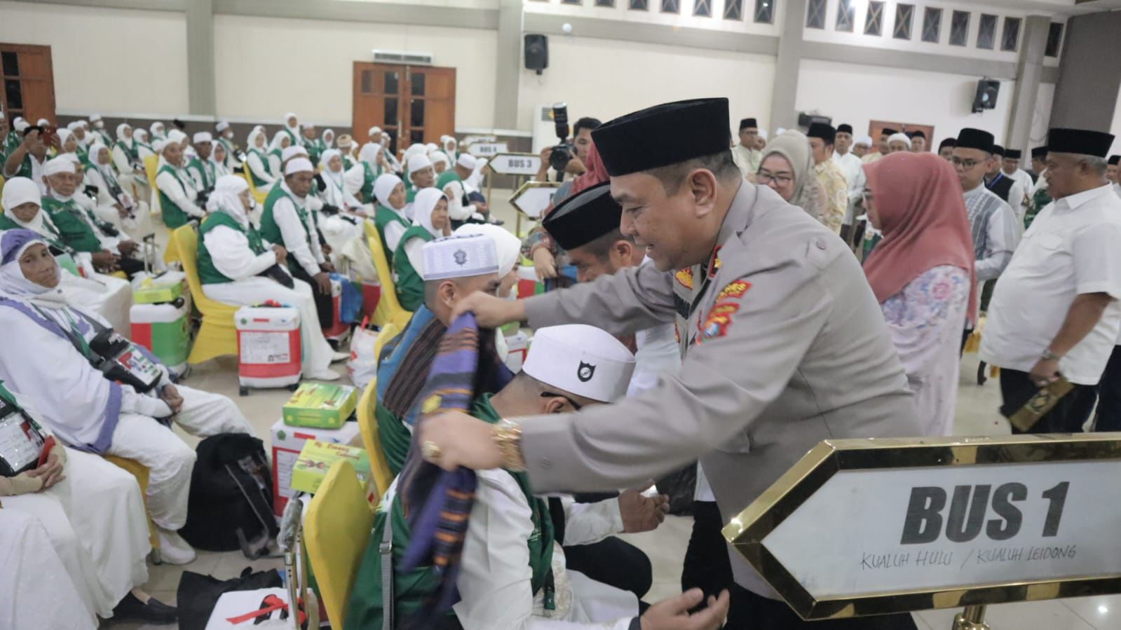 DIUPAH-UPAH: Sebanyak 193 CJH Labura Diupah-Upah dan Diberangkatkan ke Tanah Suci. FOTO:FAJAR/SUMUT POS