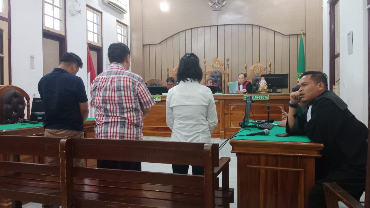 SIDANG: Mantan Kadis LHK Sumut, Binsar Situmorang (tengah) saat menjalani sidang di Pengadilan Tipikor Medan. (Ist)