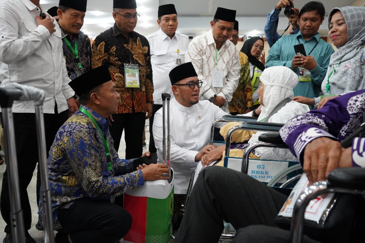 SAPA: Wakil Kepala BPH, Dahnil Anzar Simanjuntak dan Ketua PPIH Embarkasi Medan, Ahmad Qosbi menyapa CJH Kloter 2 sebelum bertolak ke Tanah Suci. (Ist)