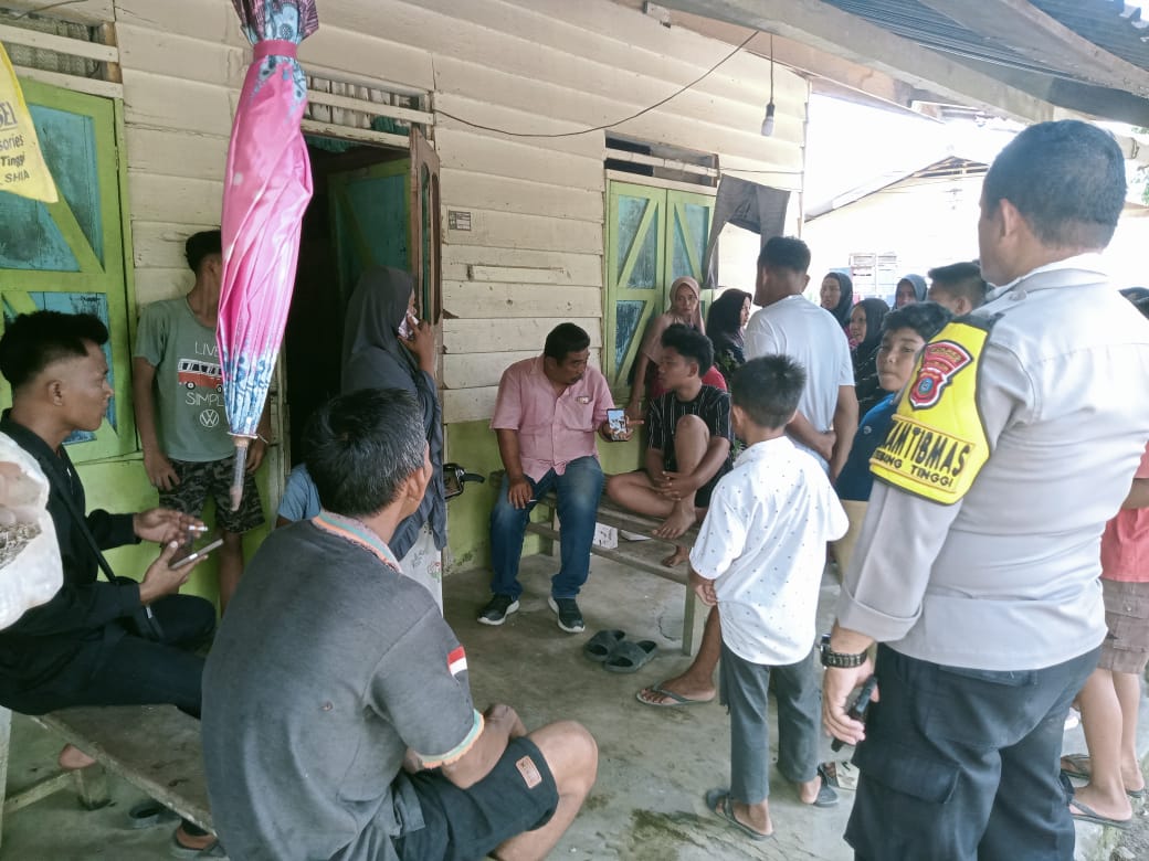 IMBAU: Personel Polres Tebingtinggi ketika melakukan imbauan kepada sejumlah remaja yang akan melakukan tawuran di Desa Binjai Kecamatan Tebing Syahbandar. (SOPIAN/SUMUT POS)