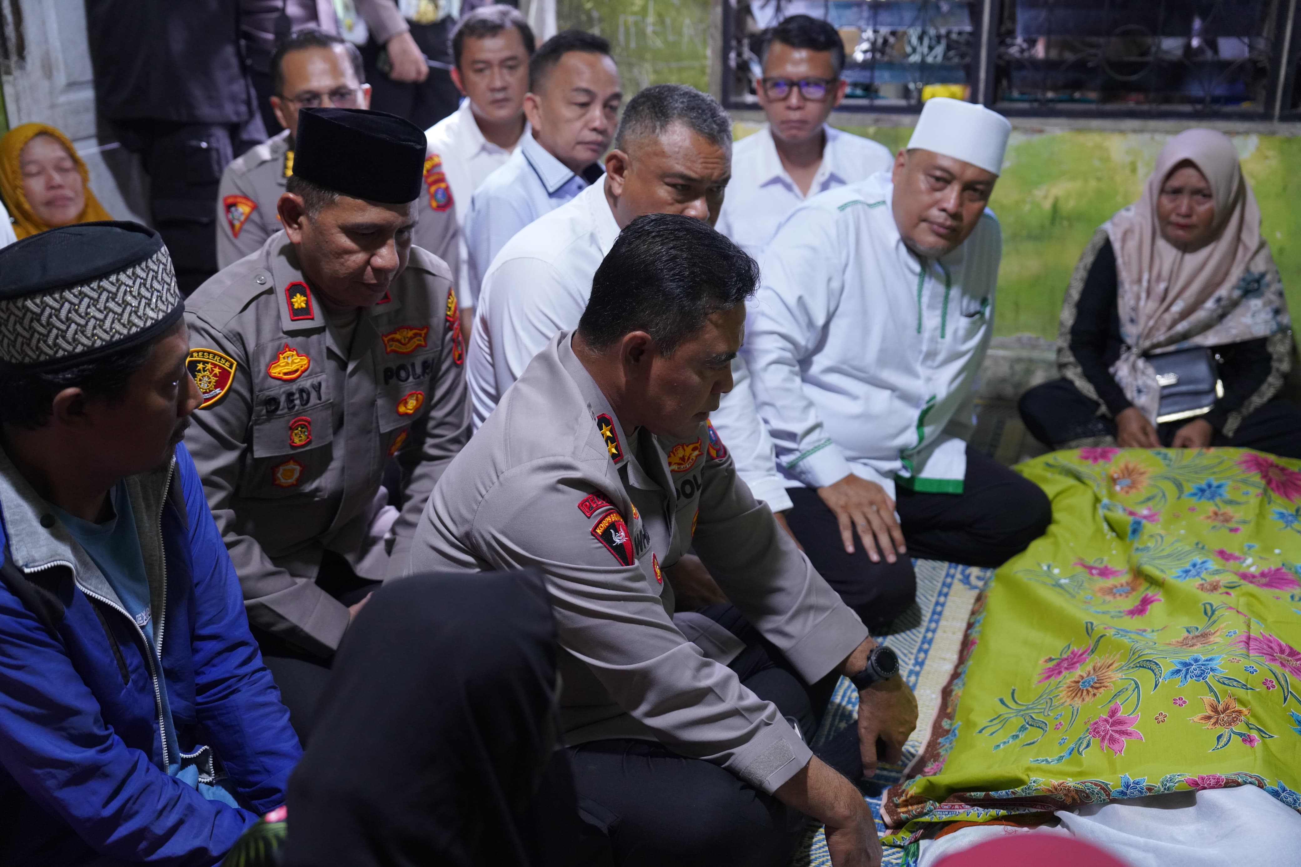 MELAYAT: Kapolda Sumut, Irjen Pol Whisnu Hermawan Februanto saat melayat ke rumah duka. Sumut Pos/Dokumen Pribadi.