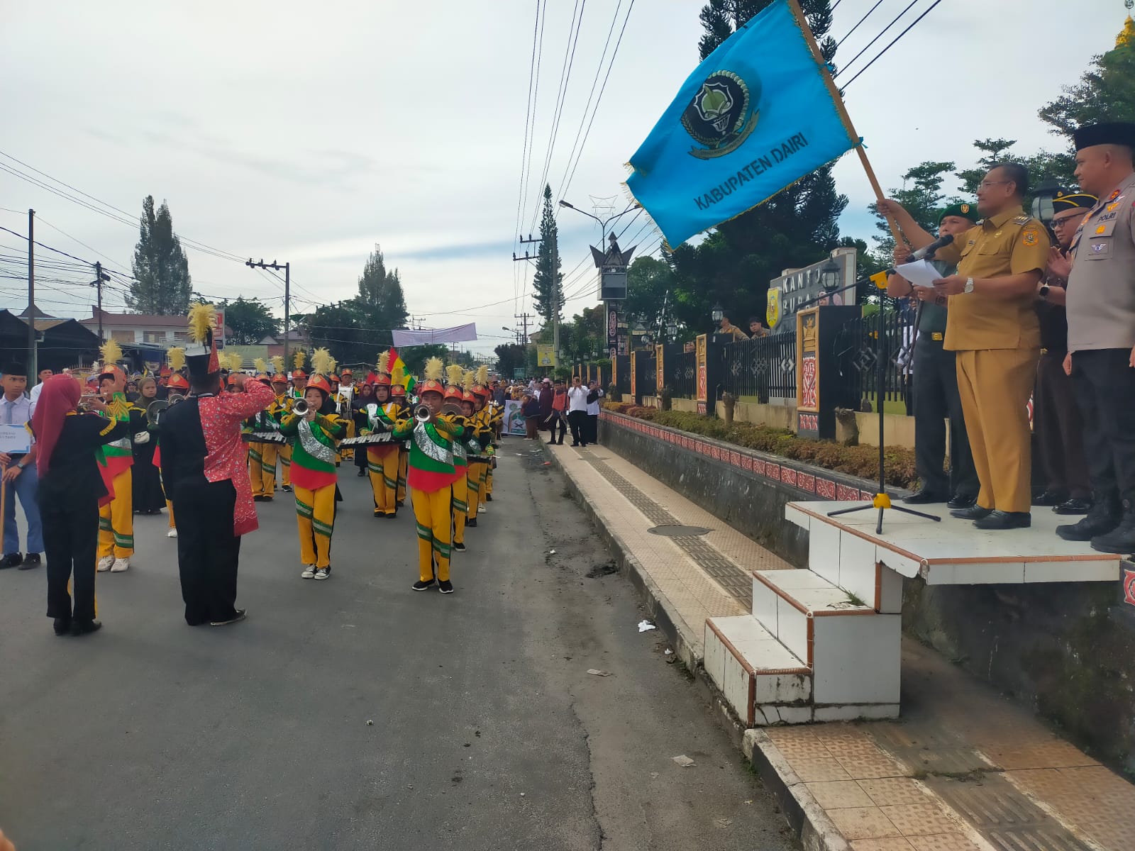 PAWAI: Bupati Dairi, Ir Vickner Sinaga didampingi Ketua LPTQ, Jono Pasi, Kakan Kemenag, Riswan Gajah dan Ketua MUI, Wahlin Munthe melepas pawai Taaruf MTQ ke-50 tingkat Kabupaten Daii. RUDI SITANGGANG