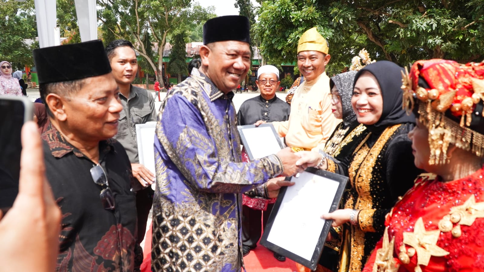 Diskominfo Langkat/Sumut Pos PIAGAM: Bupati Langkat, Syah Afandin saat menyerahkan piagam penghargaan untuk sekolah percontohan.